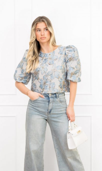Sharlene top blauw jacquard bloemenprint voor een trendy look.