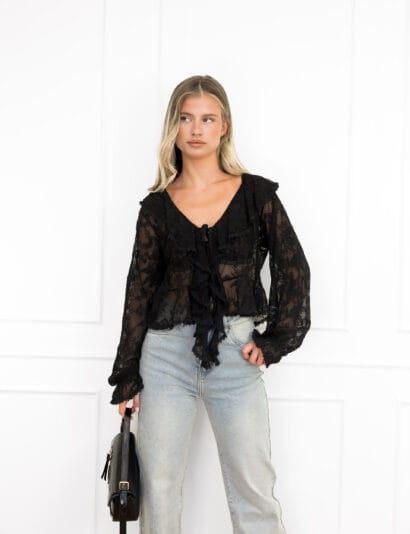 Cyril top zwart festival outfit met ruffle detail.