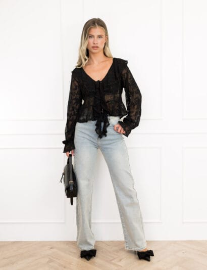 Cyril top zwart festival outfit met ruffle detail.