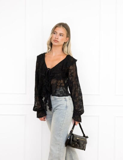 Cyril top zwart festival outfit met ruffle detail.