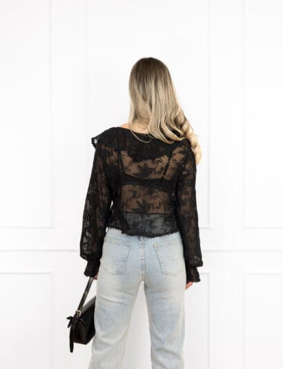 Cyril top zwart festival outfit met ruffle detail.