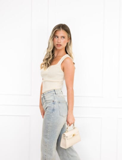 Heleen top beige met subtiele ribstof.