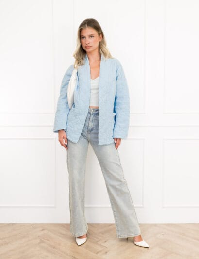 Megan jasje lichtblauw met motief en steekzakken.