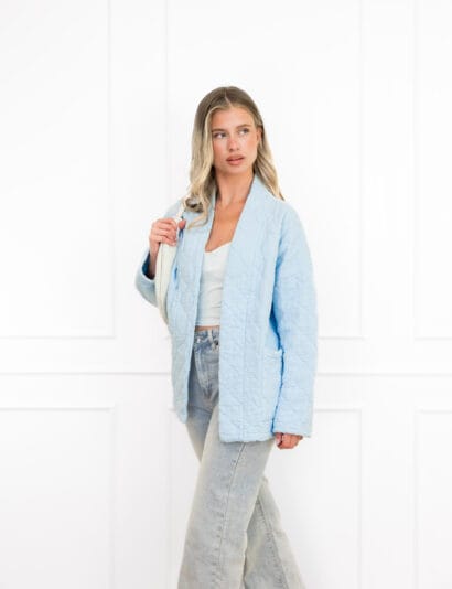 Megan jasje lichtblauw met motief en steekzakken.