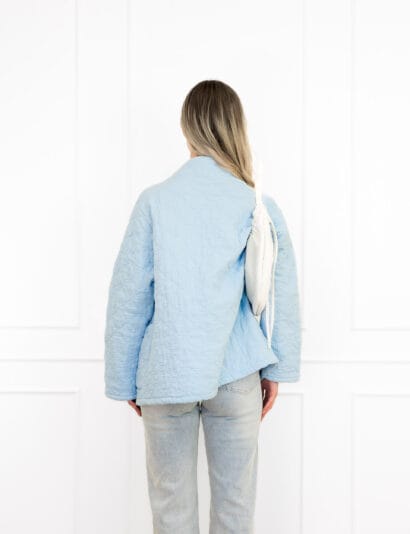 Megan jasje lichtblauw met motief en steekzakken.