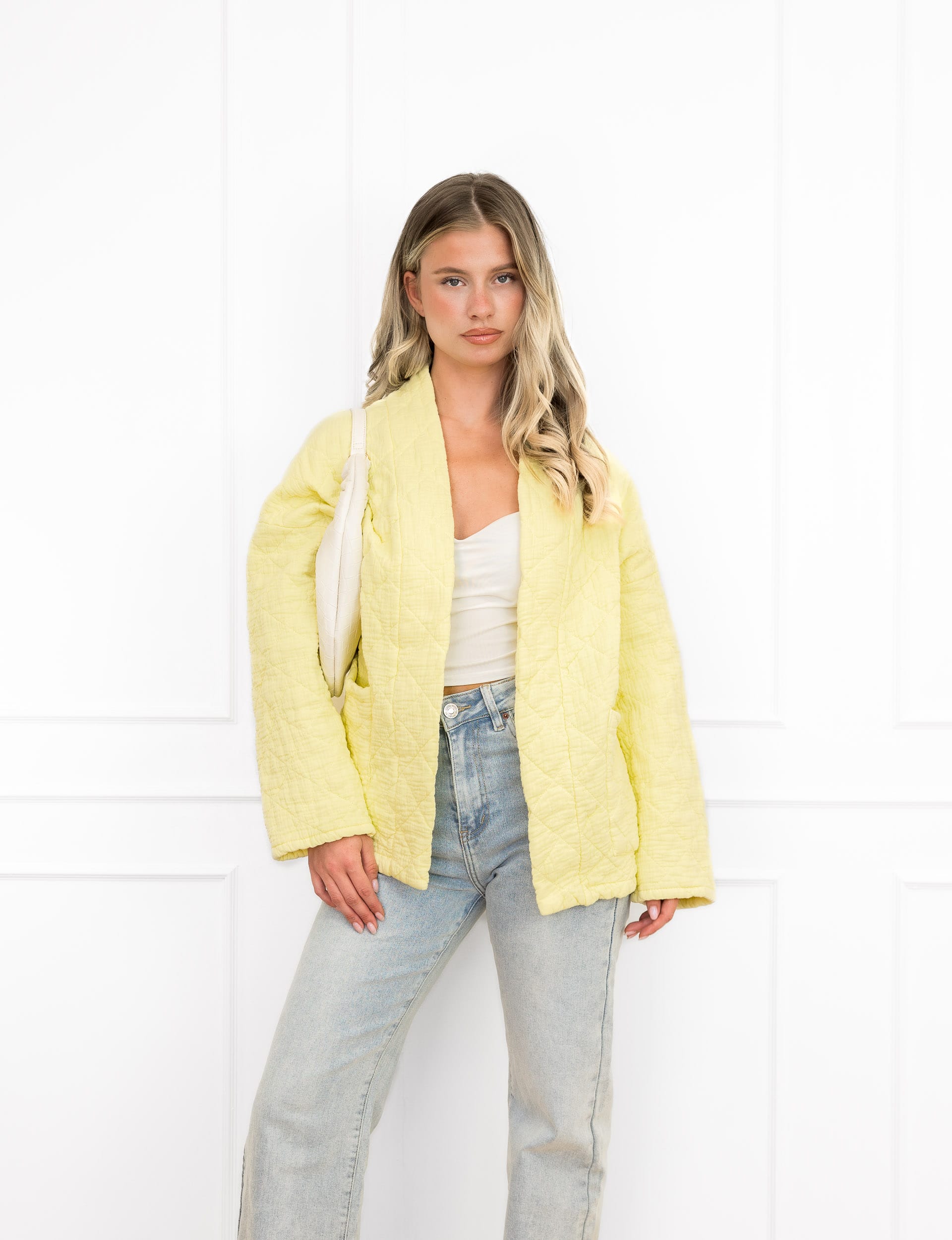 Megan jasje geel met motief en steekzakken.