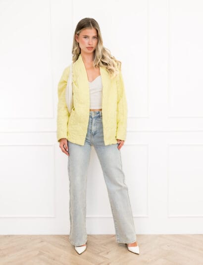 Megan jasje geel met motief en steekzakken.