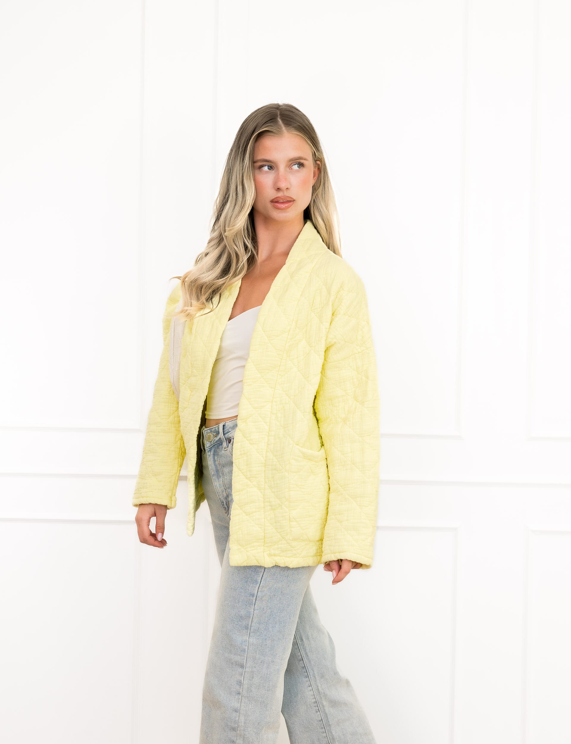 Megan jasje geel met motief en steekzakken.