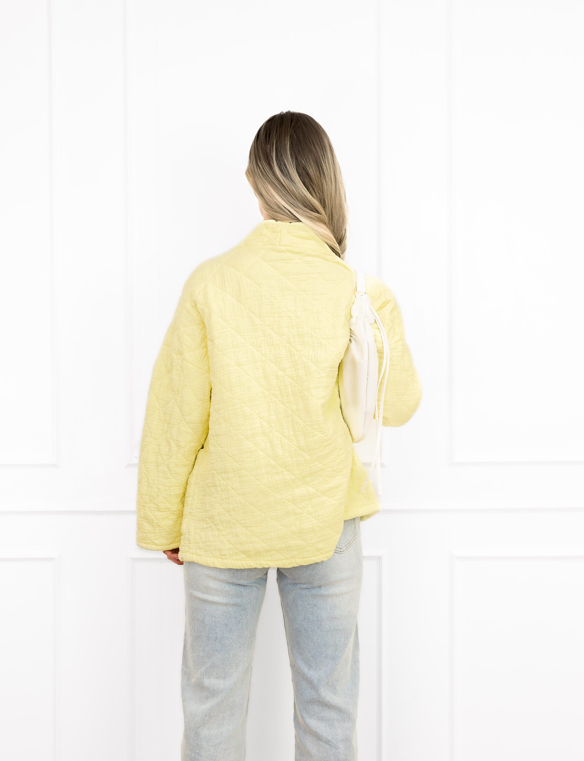 Megan jasje geel met motief en steekzakken.