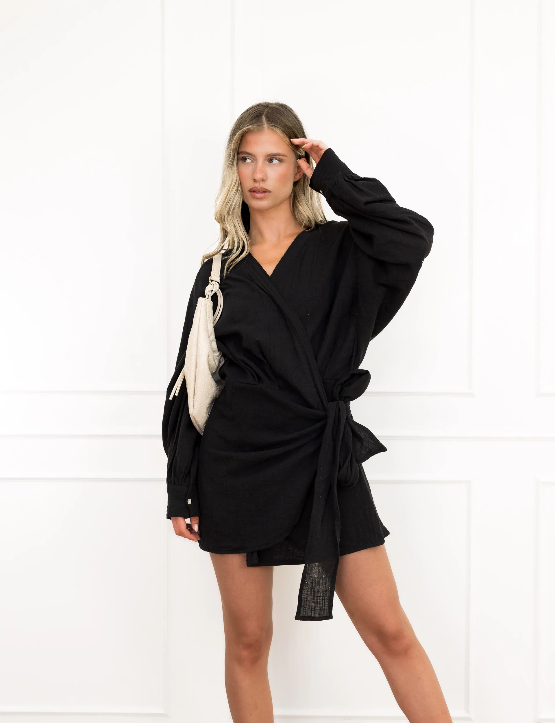 Chemay jurk zwart linnen overslag voor zomerse dagen.