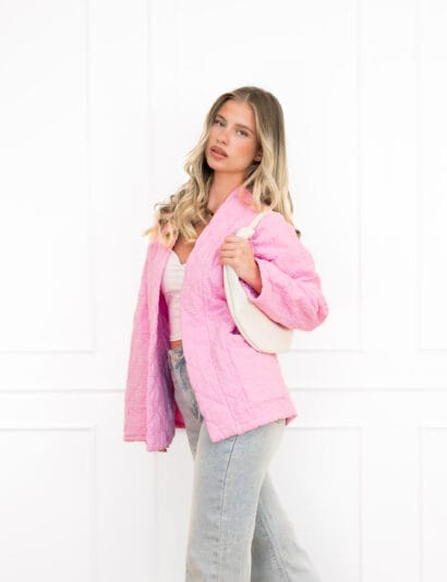 Megan jasje roze met motief en steekzakken.