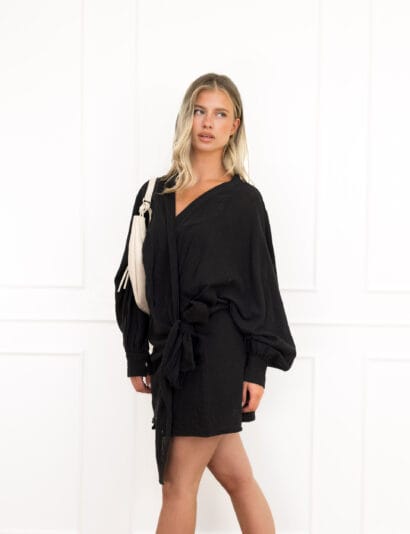 Chemay jurk zwart linnen overslag voor zomerse dagen.