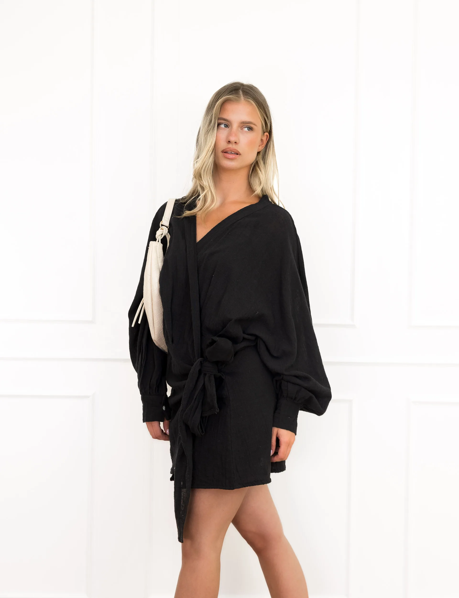 Chemay jurk zwart linnen overslag voor zomerse dagen.