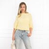 "Shelly trui geel – trendy trui met korte mouwen, ideaal voor een casual look. Verkrijgbaar in meerdere kleuren."