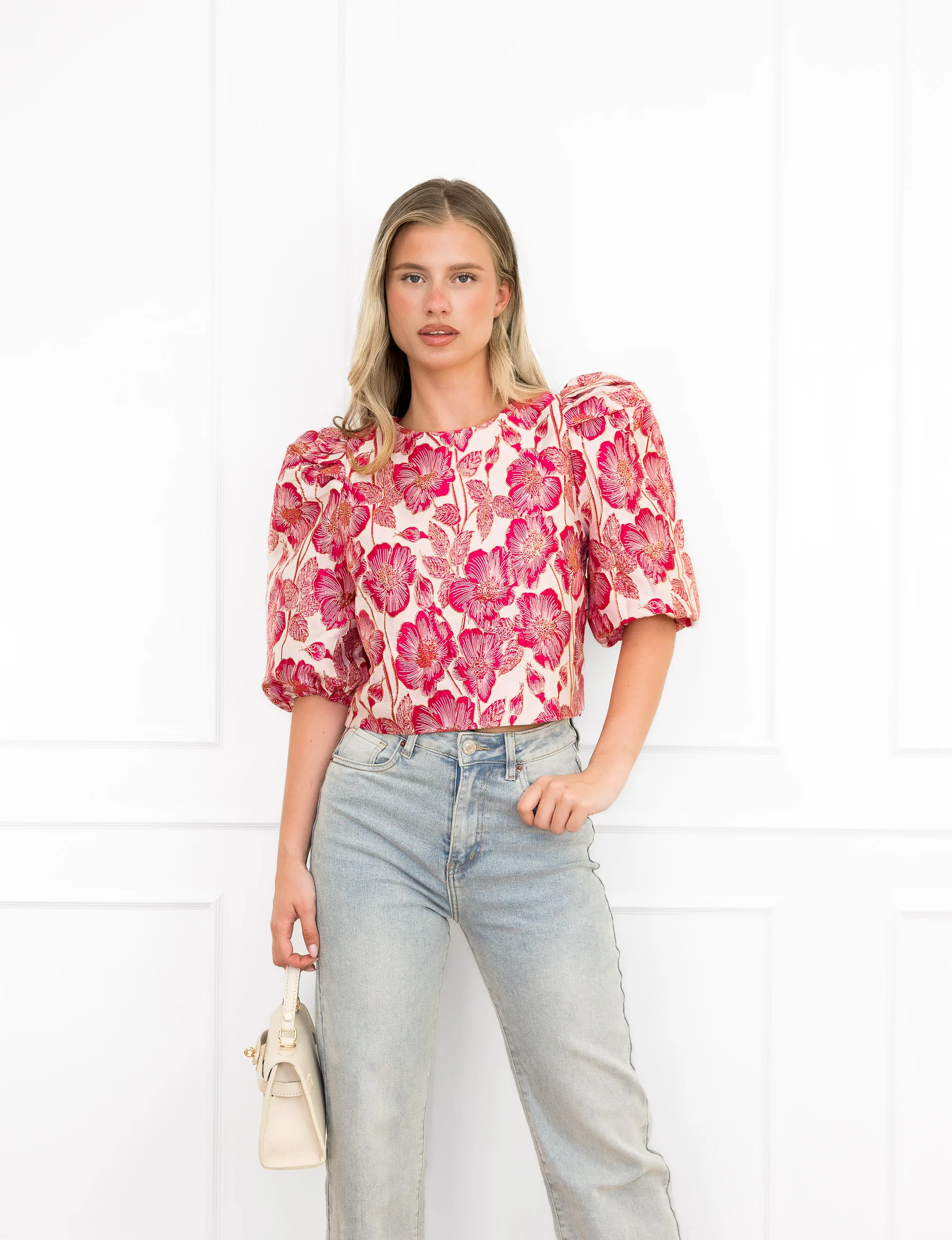 Manouk top fuchsia – jacquard top met roze en witte print en pofmouwen voor een speelse, modieuze uitstraling.