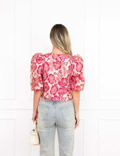 Manouk top fuchsia – jacquard top met roze en witte print en pofmouwen voor een speelse, modieuze uitstraling.