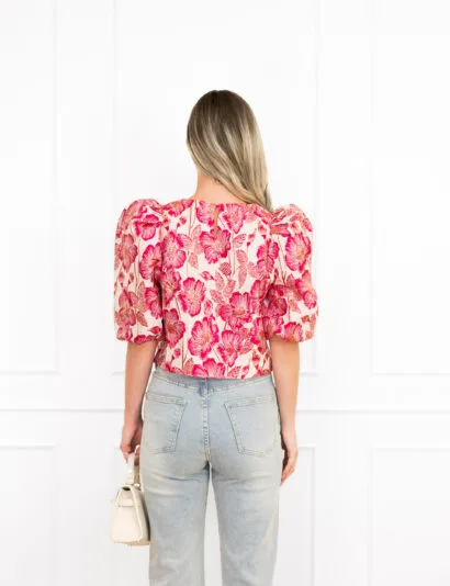 Manouk top fuchsia – jacquard top met roze en witte print en pofmouwen voor een speelse, modieuze uitstraling.