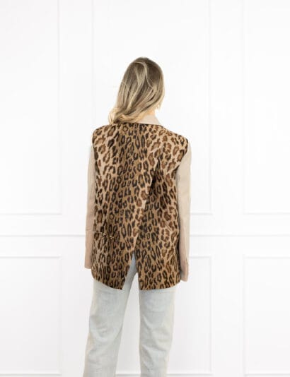 Floortje panter blazer beige met een split op de achterkant en panterprint.