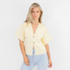 essica top in geel met gouden knopen en korte mouwen