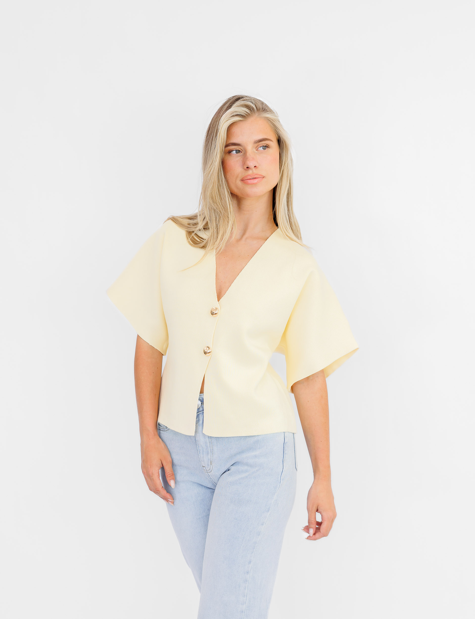 essica top in geel met gouden knopen en korte mouwen