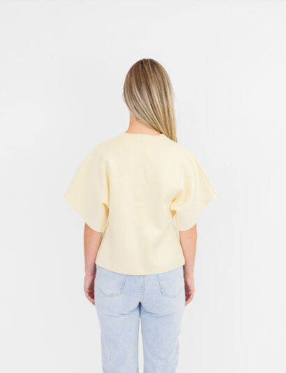 essica top in geel met gouden knopen en korte mouwen
