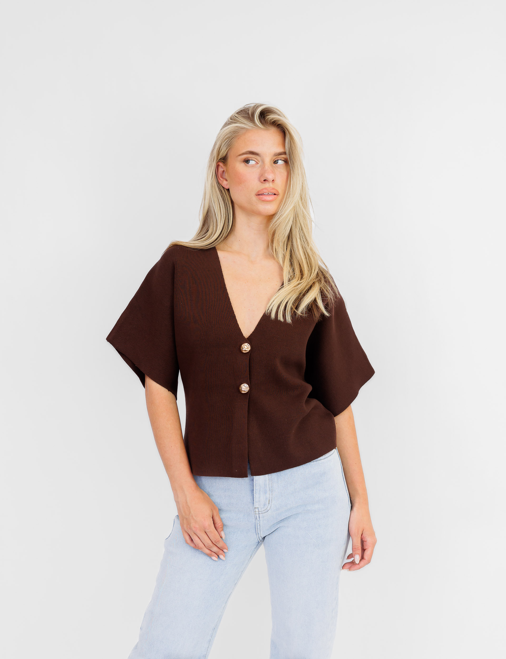 Jessica top in bruin met gouden knopen en korte uitlopende mouwen.