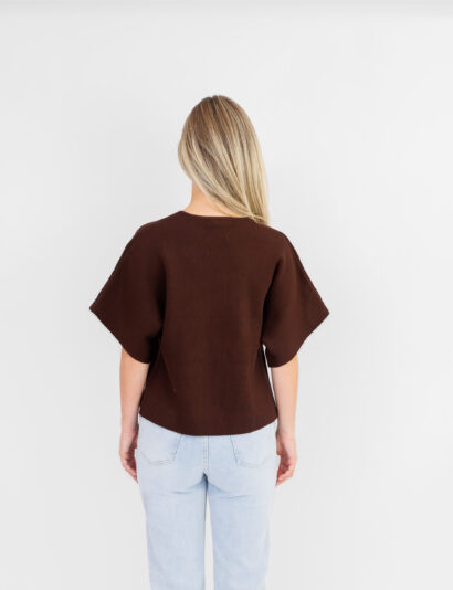 Jessica top in bruin met gouden knopen en korte uitlopende mouwen.