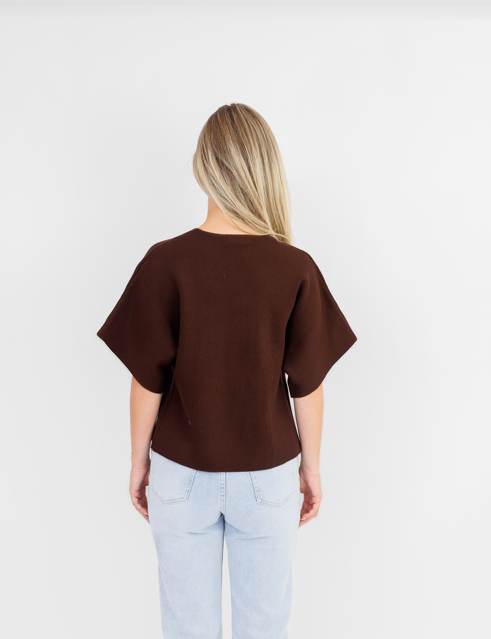 Jessica top in bruin met gouden knopen en korte uitlopende mouwen.