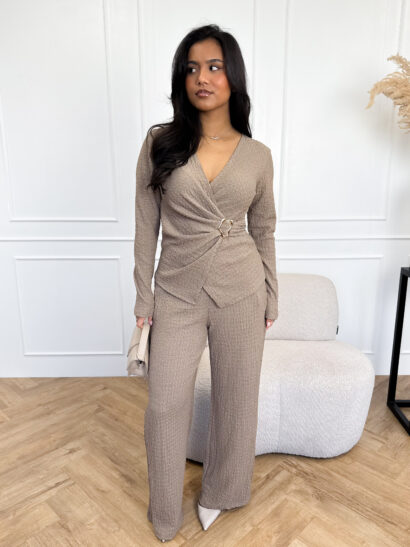 Alternative view of Fenna set bruin